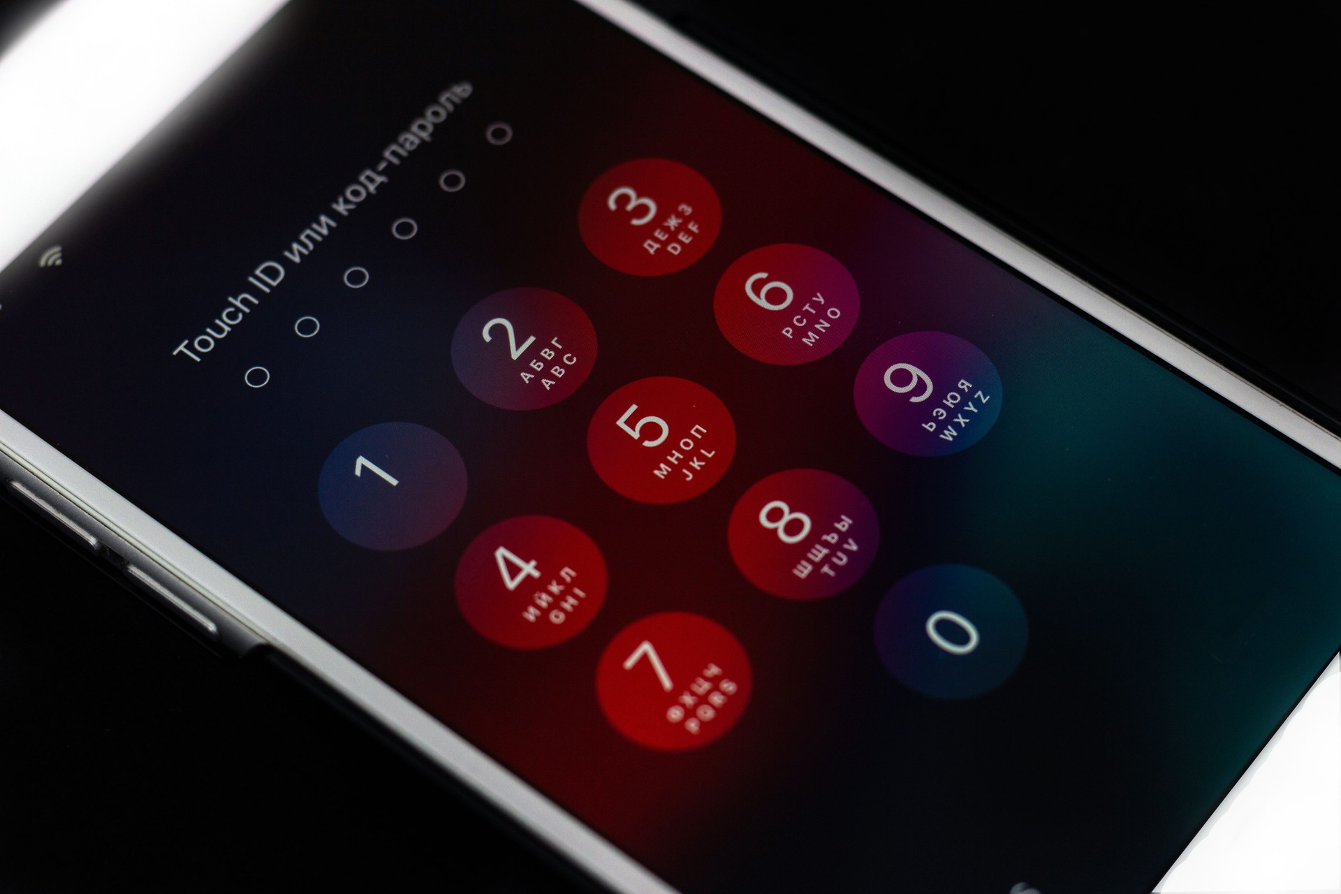Código de contraseña en la pantalla táctil del teléfono.